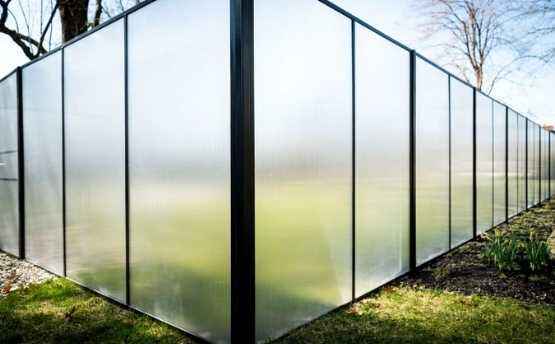 Weather Resistance of Polycarbonate Fence: Withstand Rain and Sun
