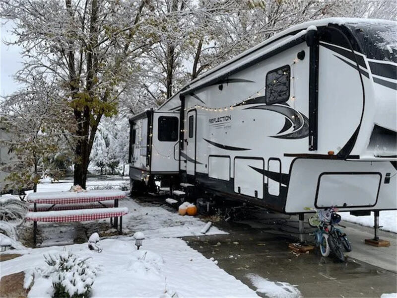 Зимняя жизнь в автодоме: необходима ли тентовая маркиза для автодома?