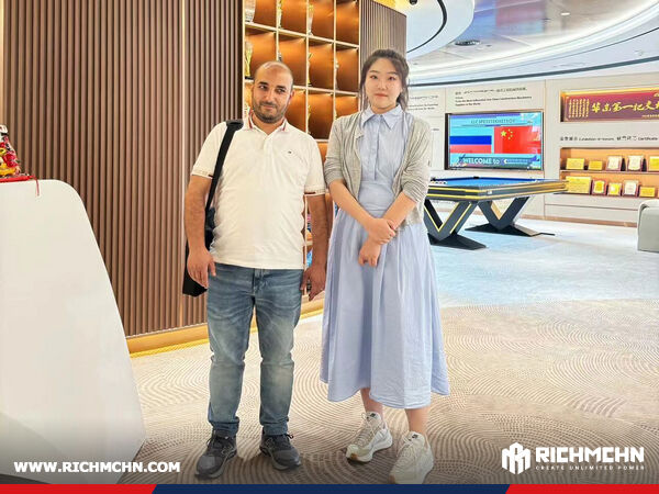 زيارة عميل جزائري لمكتب RICHMCHN