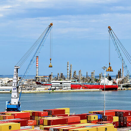 Canadian government intervenes in port strike dispute, orders mandatory arbitration