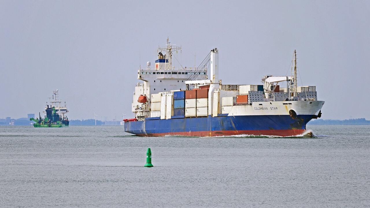 Cómo elegir entre transporte aéreo y marítimo para envíos de China a Canadá
