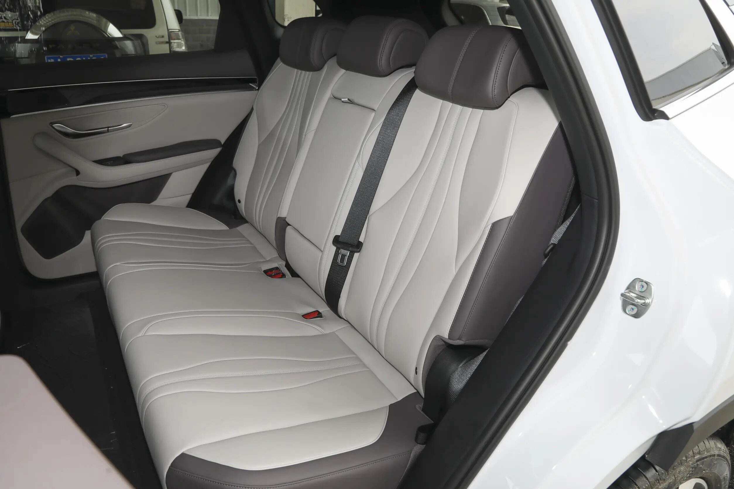 BYD Song Plus 2025 Plug-In Hybrid Compact SUV Electric Car with Light Interior Panoramic Sunroof R19 and E-CVT Left Steering