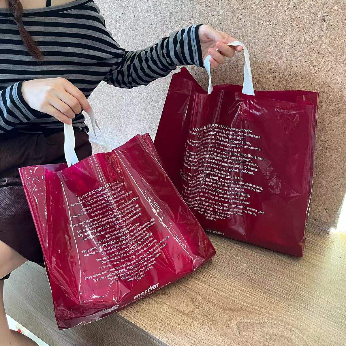 ถุงช้อปปิ้งพลาสติก HDPE แบบจับลูป สำหรับห่อเสื้อผ้าและของขวัญ