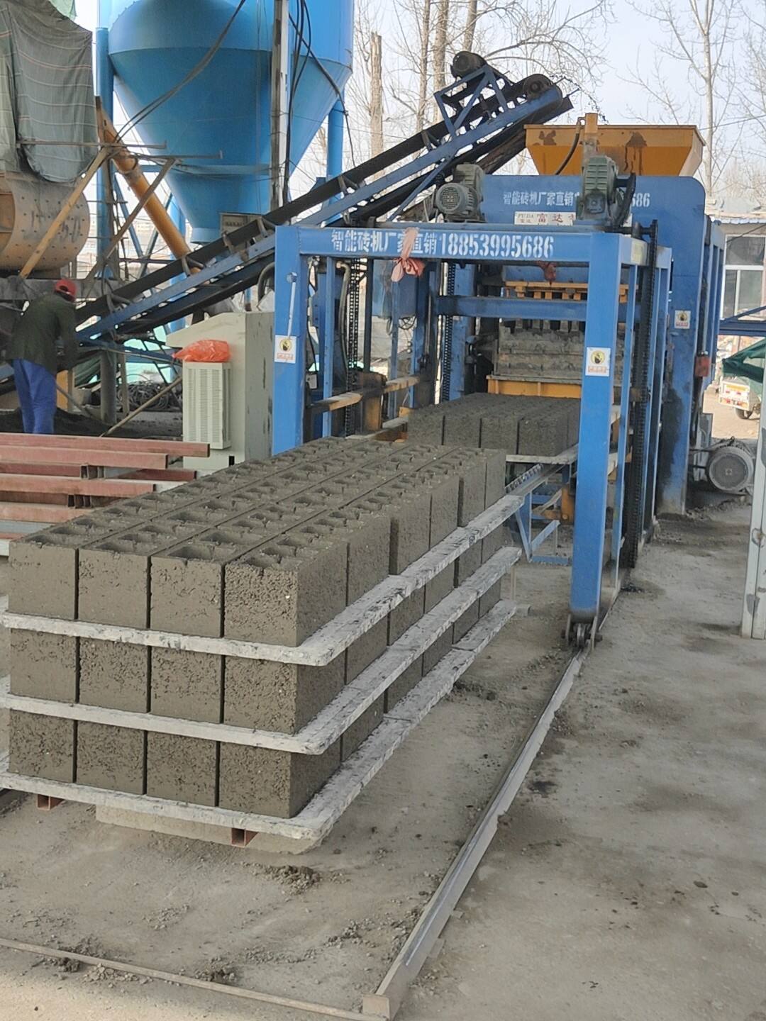 Automatyczna maszyna do produkcji bloczków: Pełna automatyzacja gwarantuje stabilną jakość, obniża koszty pracy i zwiększa produkcję