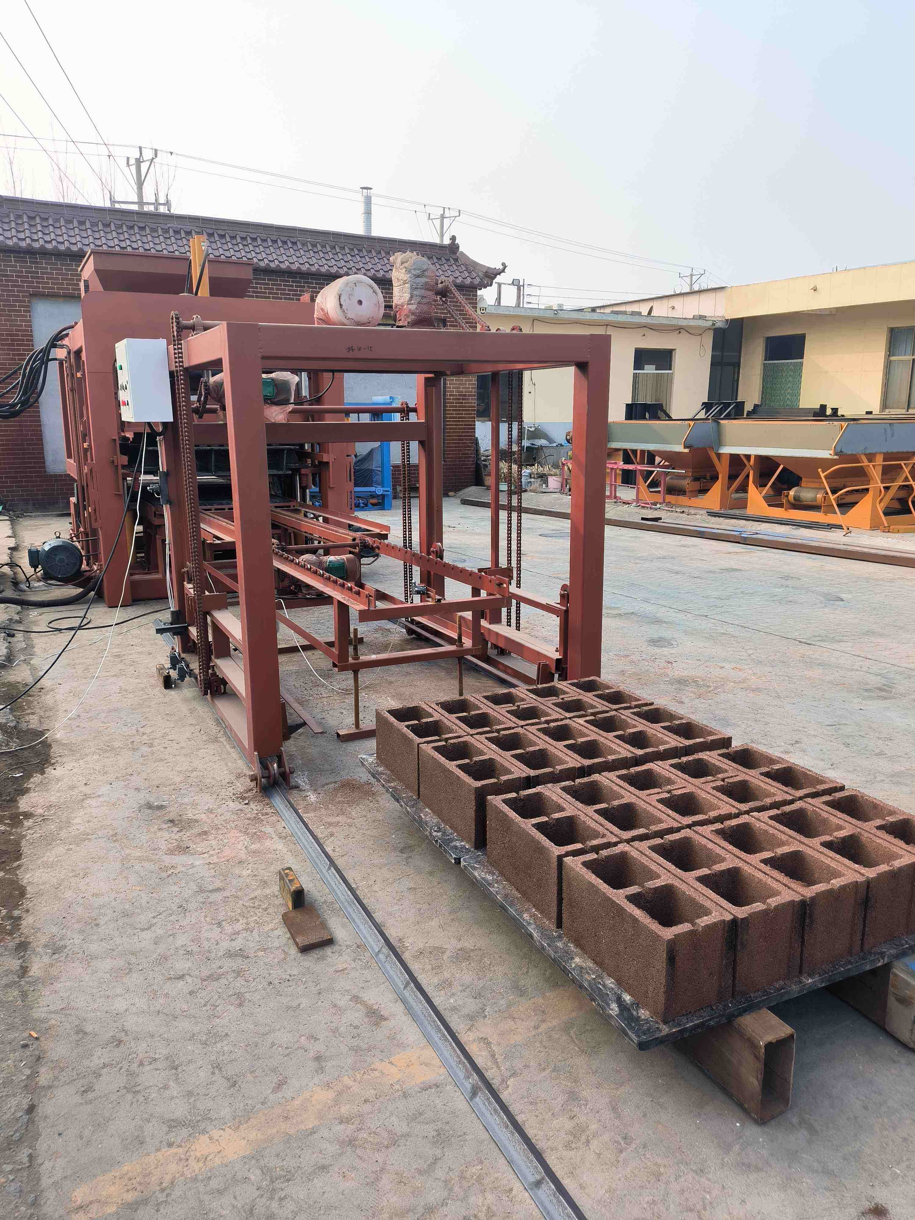 Cennik maszyn do produkcji cegieł z popiołu lotnego | Modele automatyczne, ręczne i hydrauliczne z cenami i ofertami dostawców