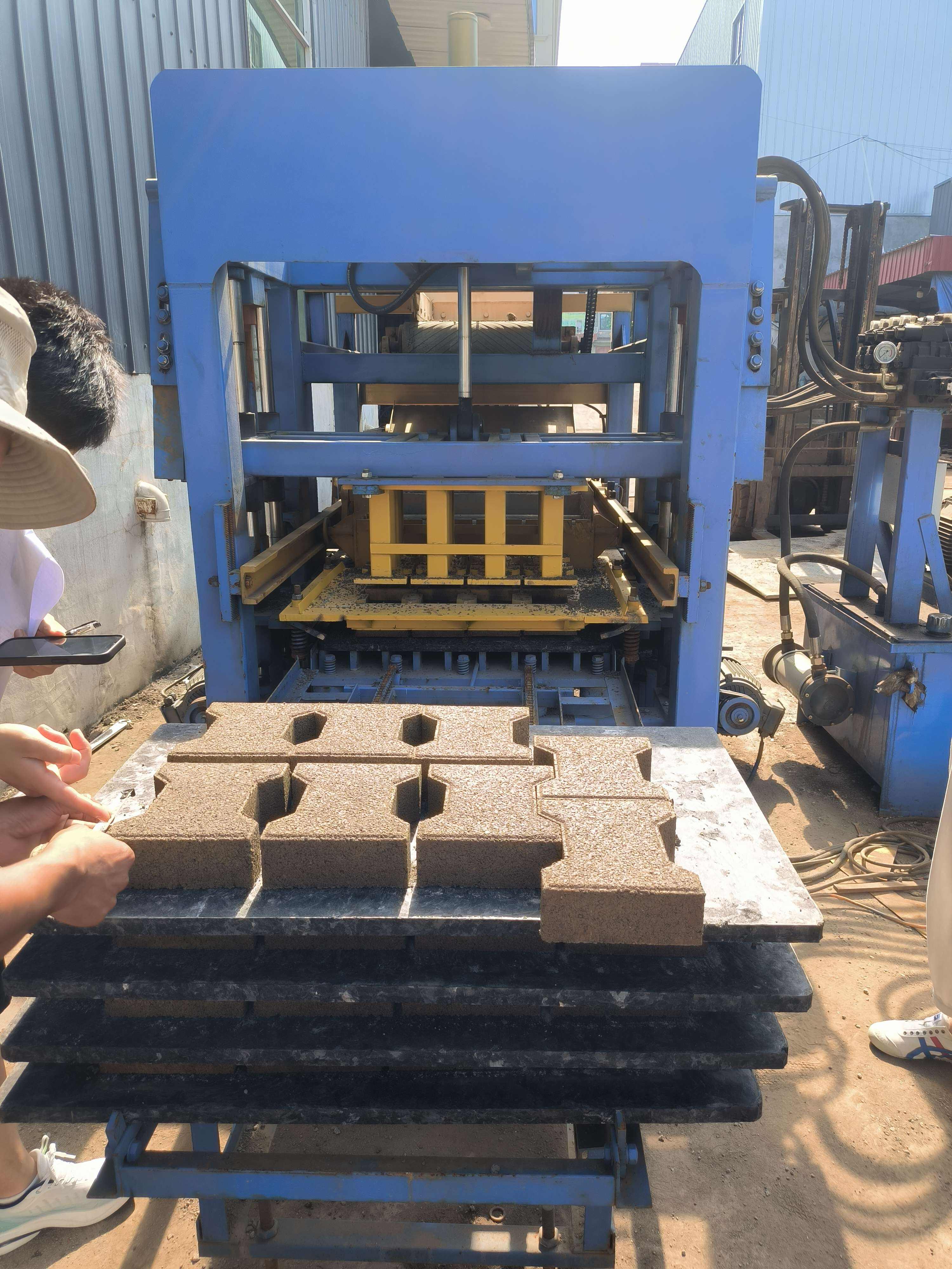 Półautomatyczne a w pełni automatyczne maszyny do produkcji bloczków: kluczowe różnice wyjaśnione