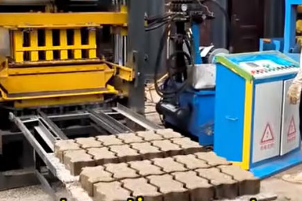 Máquina para fabricar bloques de pavimentación 4-18