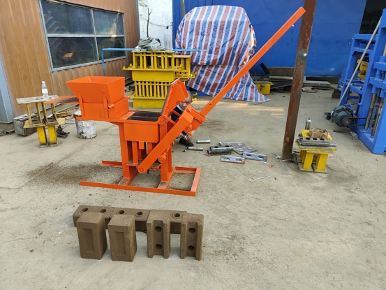 cách thay đổi khuôn của máy làm gạch đất sét thủ công QMR2-40