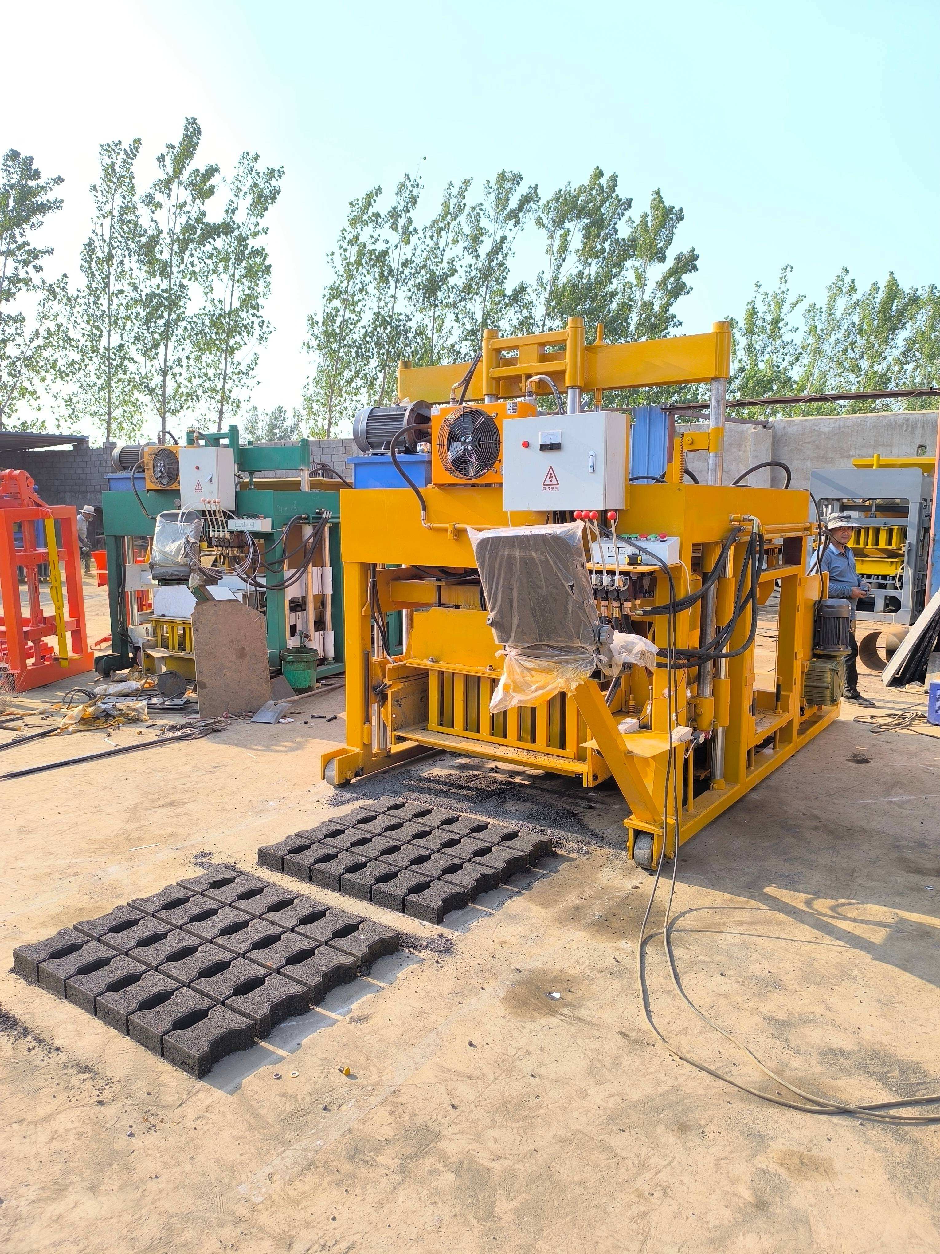 Cennik maszyn do produkcji cegieł cementowych | Modele ręczne, automatyczne i hydrauliczne z cenami i ofertami dostawców