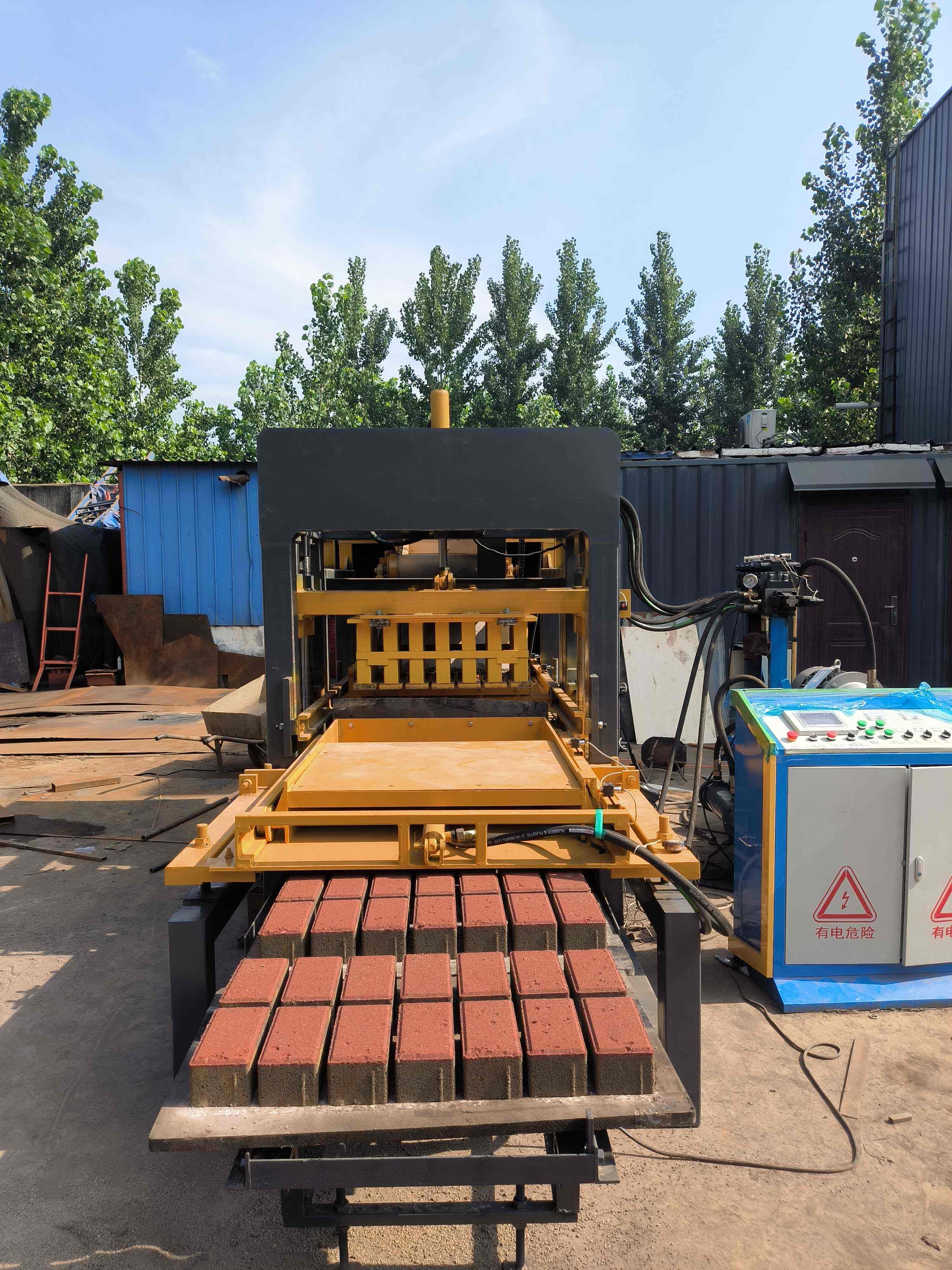 Maskin för tillverkning av plattor - Automatiska och manuella modeller | Hög produktion