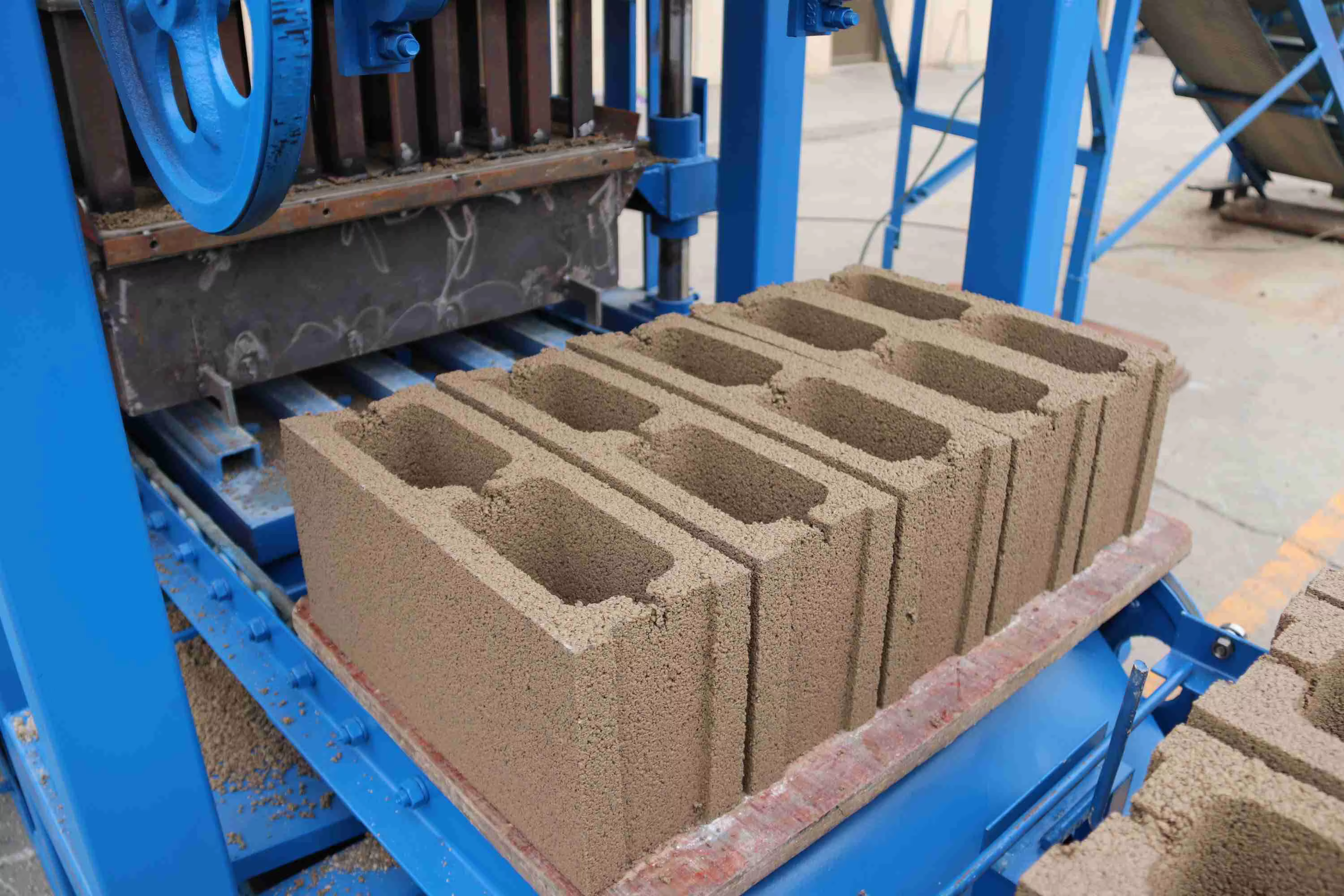 Qt4-24 Block Making Machine Semi Automatic Hollow Hallow Concrete Cement Interlock Brick Make Machinery details