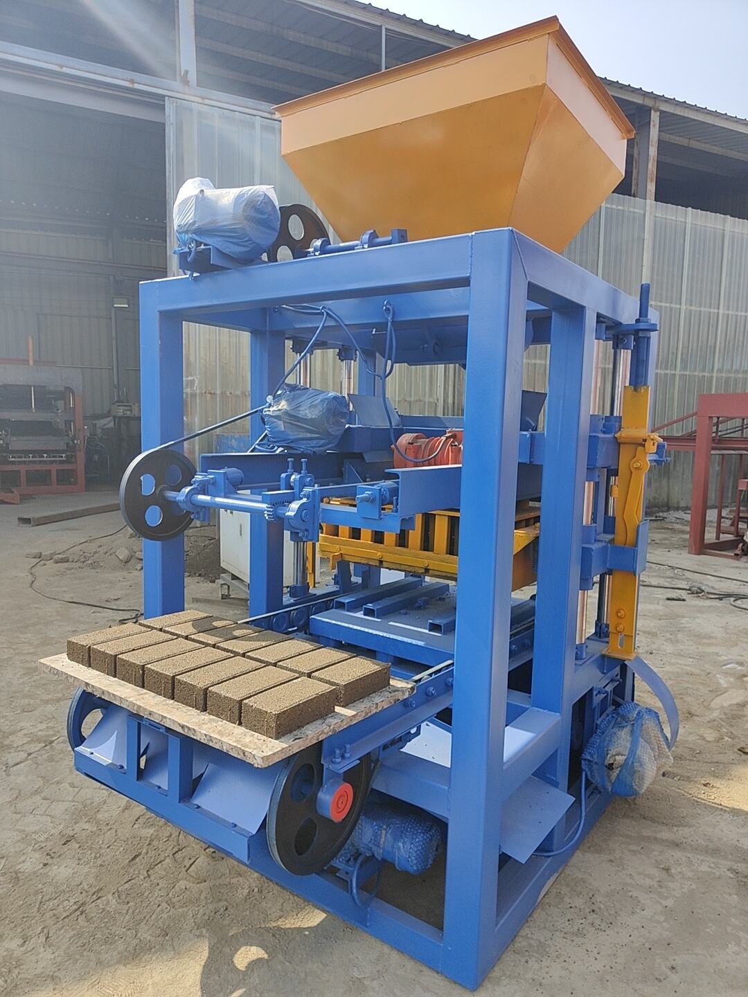 Maszyna do produkcji bloczków betonowych – automatyczna i ręczna | Wysoka wydajność