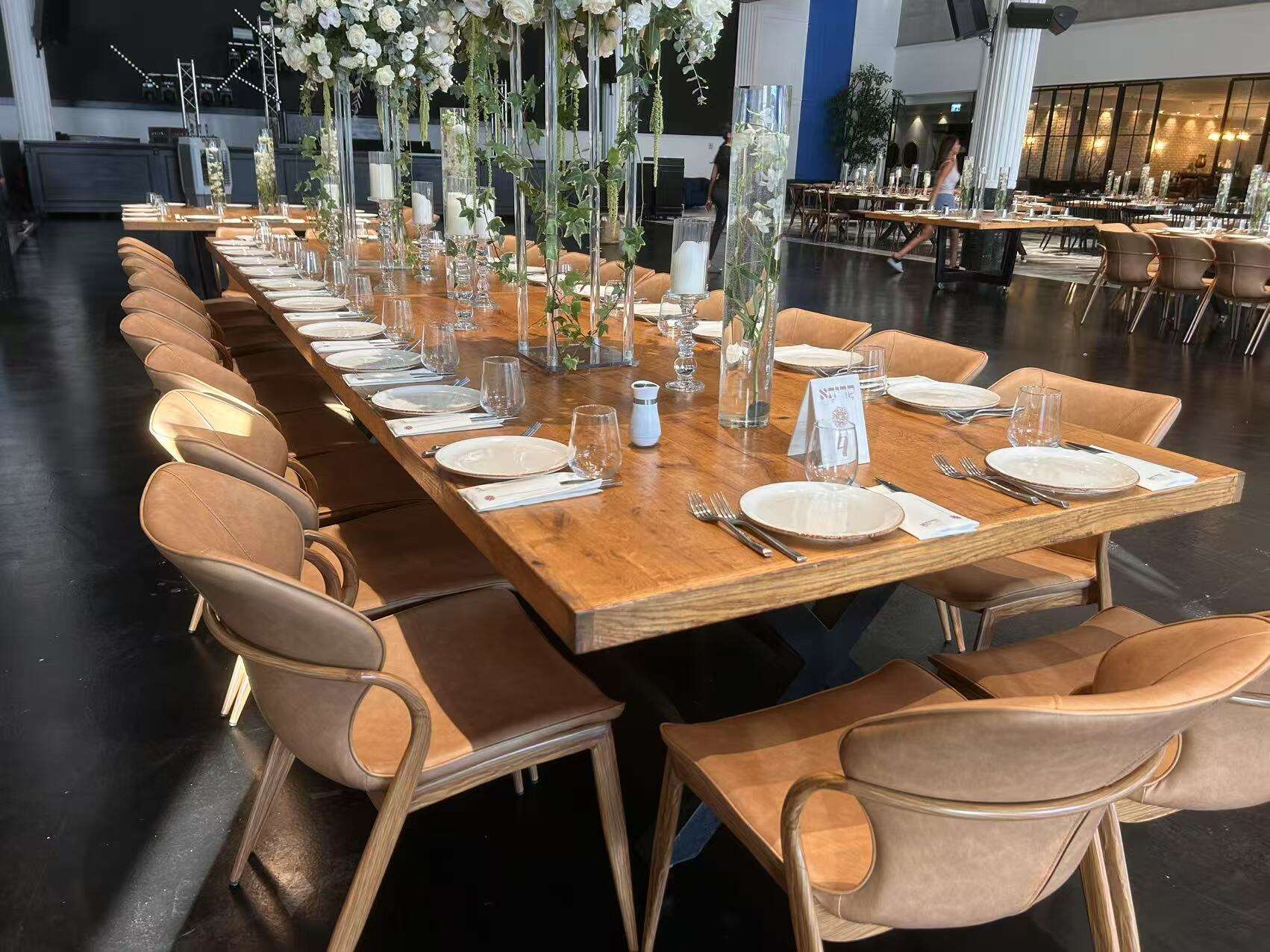 Qanday qilib Isroillik mijozga maxsus mebellar bilan lyuks steik restoran yaratishda yordam berdik.