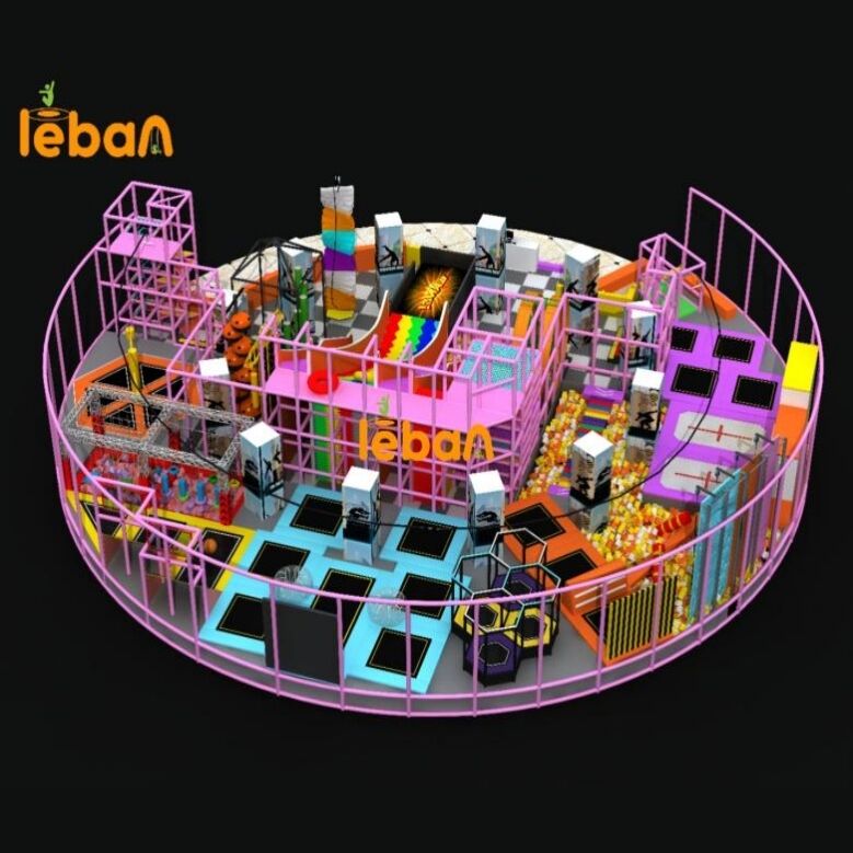 カラフルな屋内遊園地 レインボースライド、トランポリン、ボールプールで子供たちの楽しいひととき