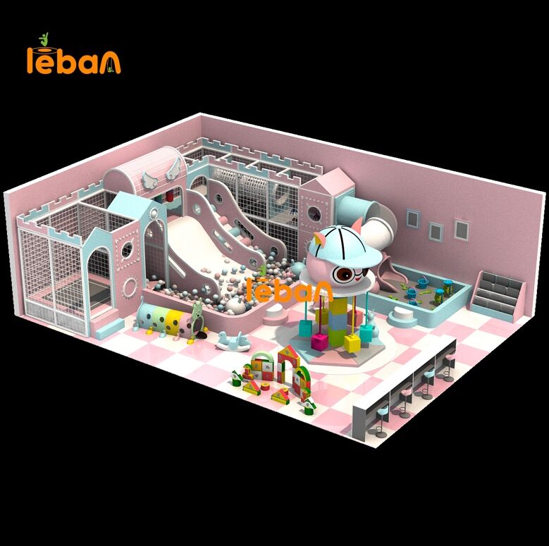 Terrain de jeu intérieur avec toboggan, trampoline, tunnel en toile de sangle et autres équipements amusants