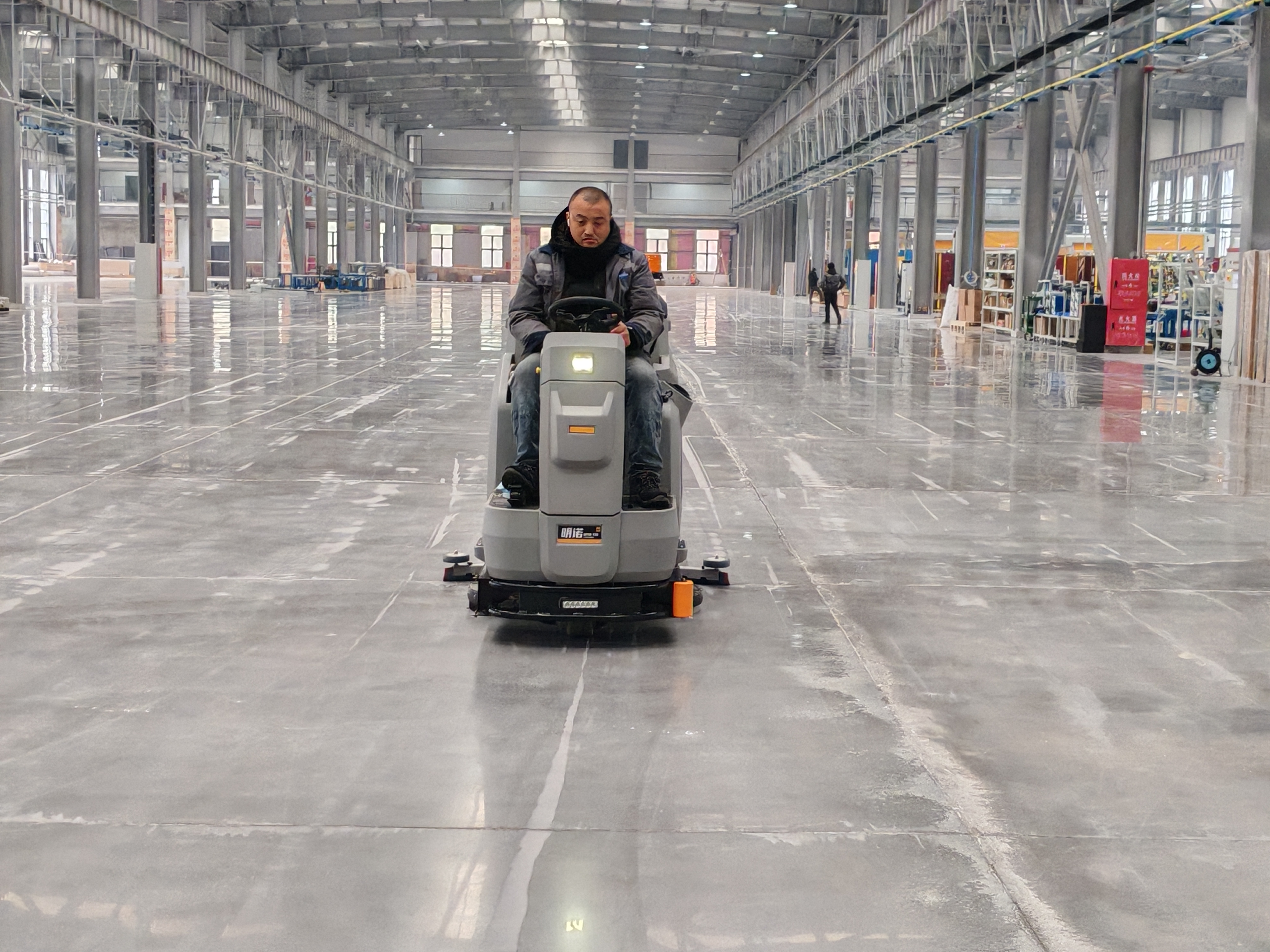 Features to Look for in a High-Quality Ride on Floor Scrubber Machine (2).png