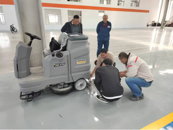 Rijdende schrobbelmachines: belangrijkste kenmerken en toepassingen voor grote ruimtes