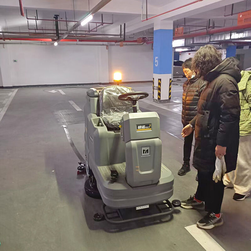 Versatil och enkel att använda elektrisk golvskrubbor för alla ytor