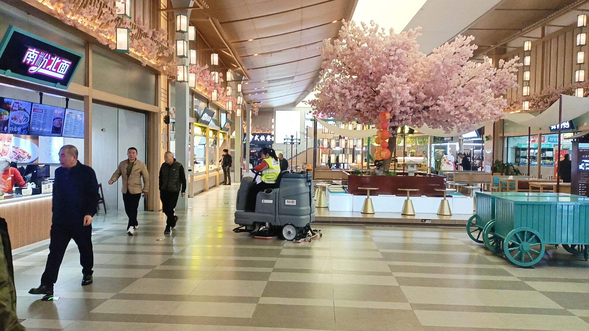 The Ultimate Guide to Choosing a Industrial Floor Scrubber for Your Business (3).jpg