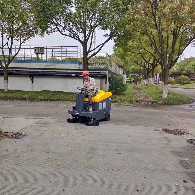 How Ride-On Road Sweepers Enhance Efficiency in Industrial Cleaning Operations?