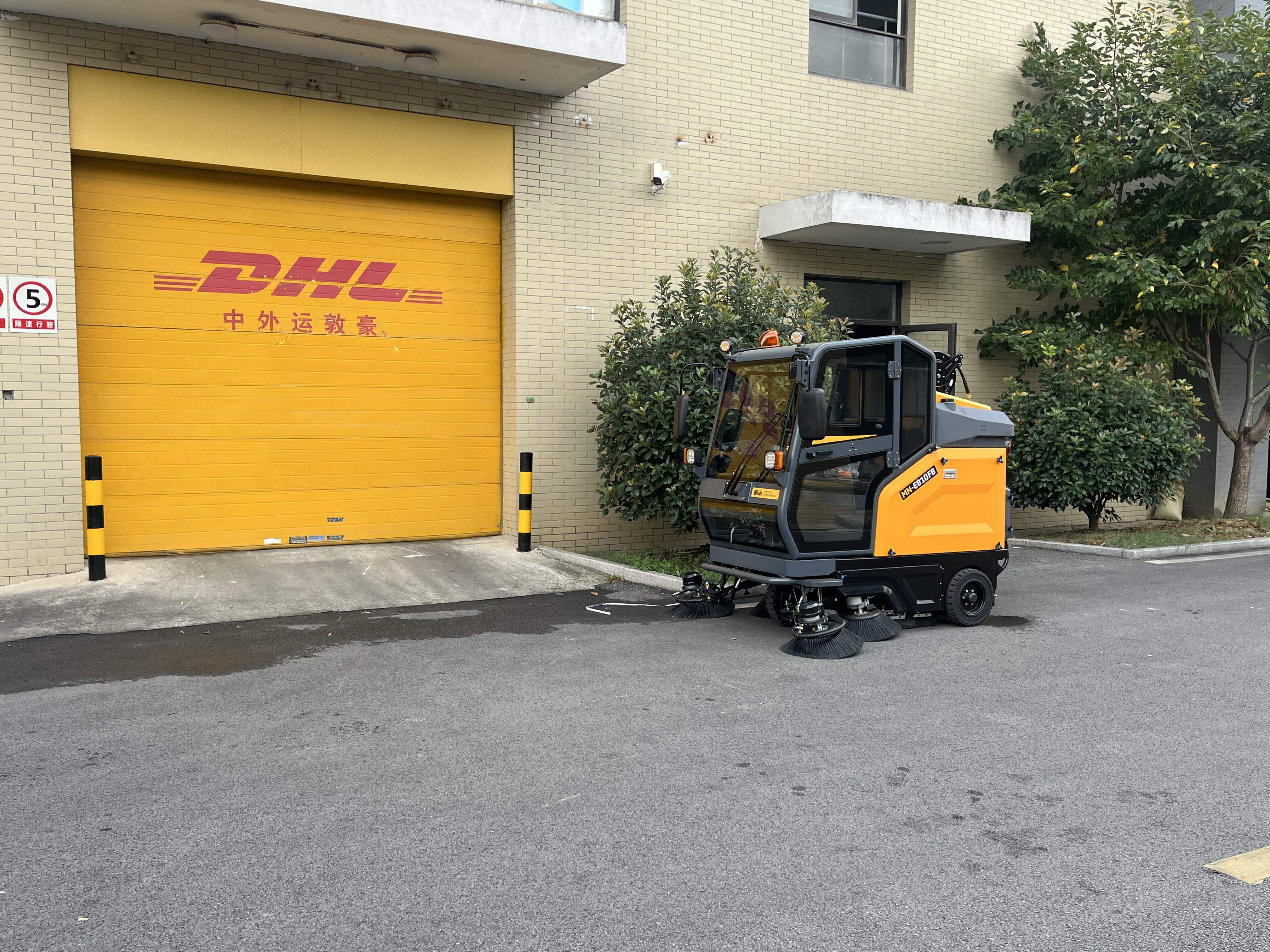 How an Industrial Ride on Floor Sweeper Handles Dust, Debris, and Heavy-Duty Messes (1).jpg