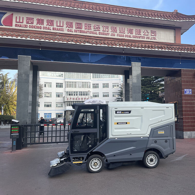 Reversible pivoting sweeper for fast clean up: