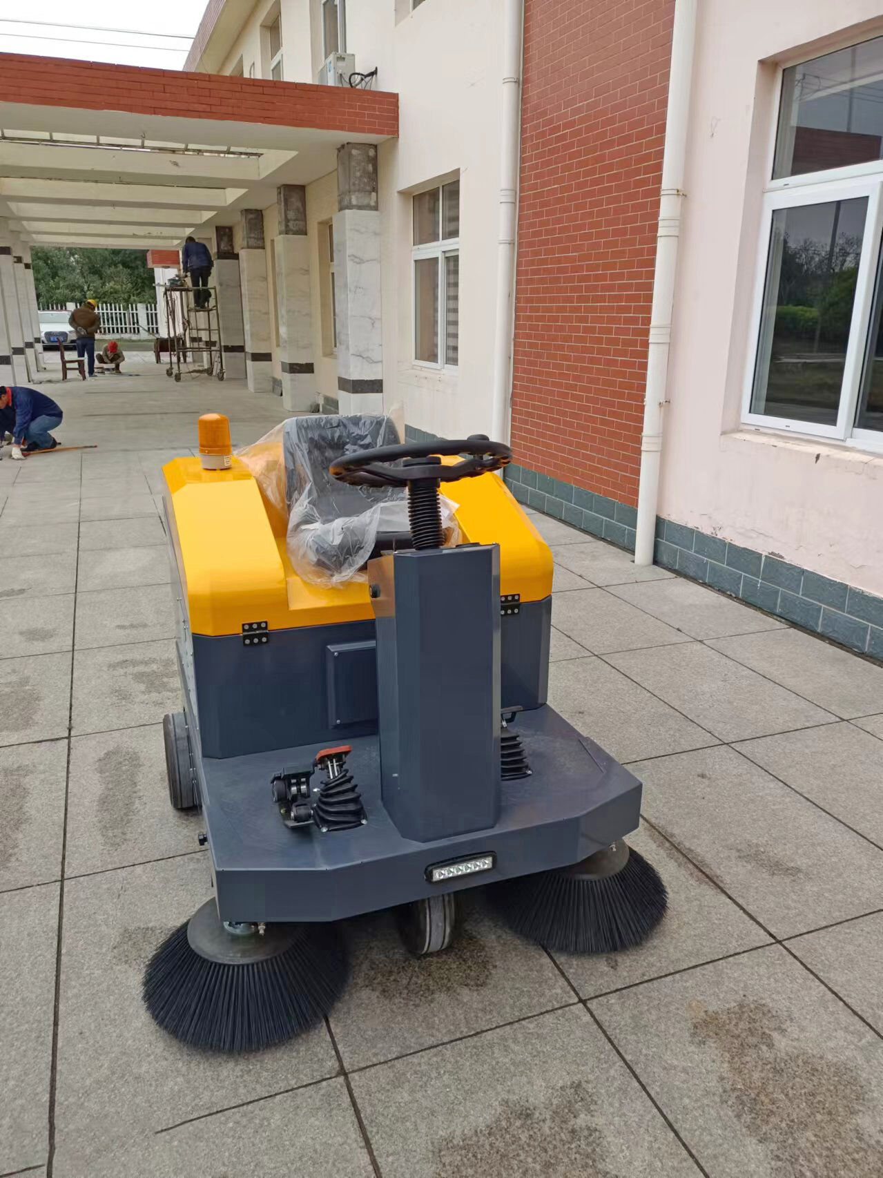 Hız kesmeyen şehirler için tasarlanmış yol süpürme sistemleri.