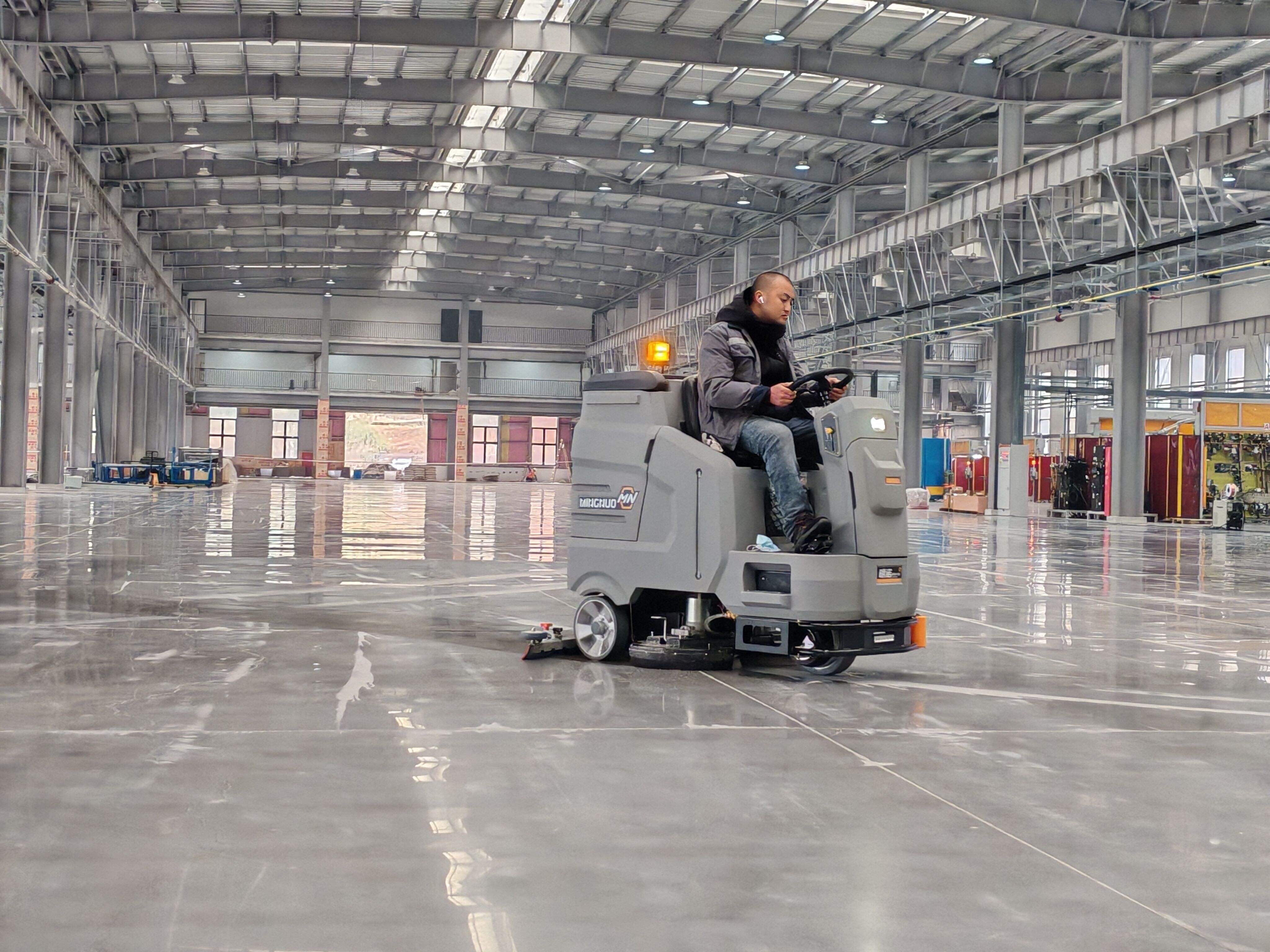 The Ultimate Guide to Choosing a Industrial Floor Scrubber for Your Business (2).jpg