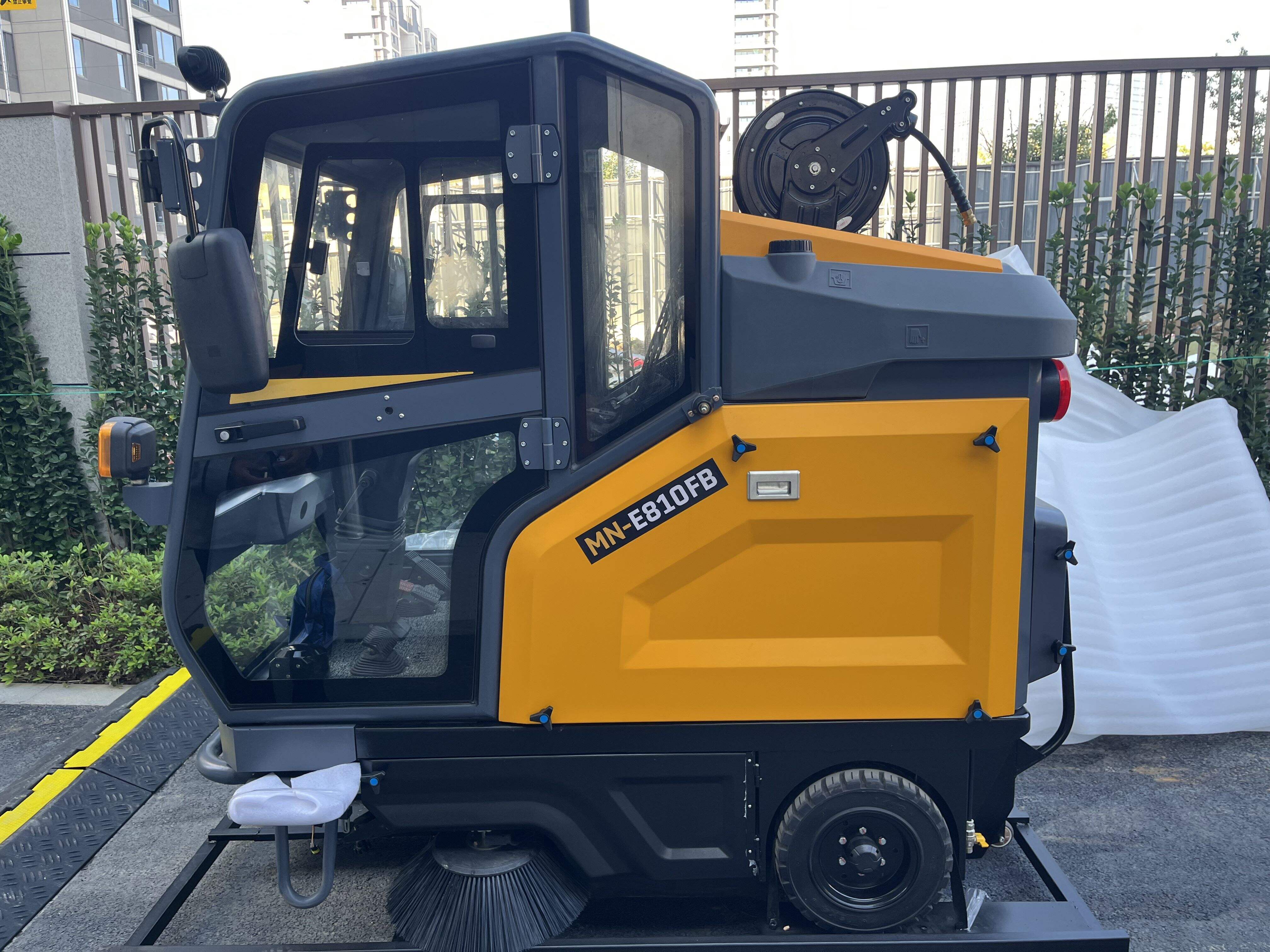 How an Industrial Ride on Floor Sweeper Handles Dust, Debris, and Heavy-Duty Messes (2).jpg