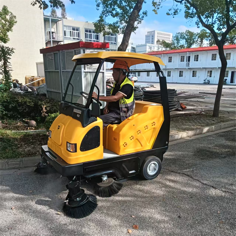 Како се индустријски прометни метач носи са прашином, остацима и тешком нередбом