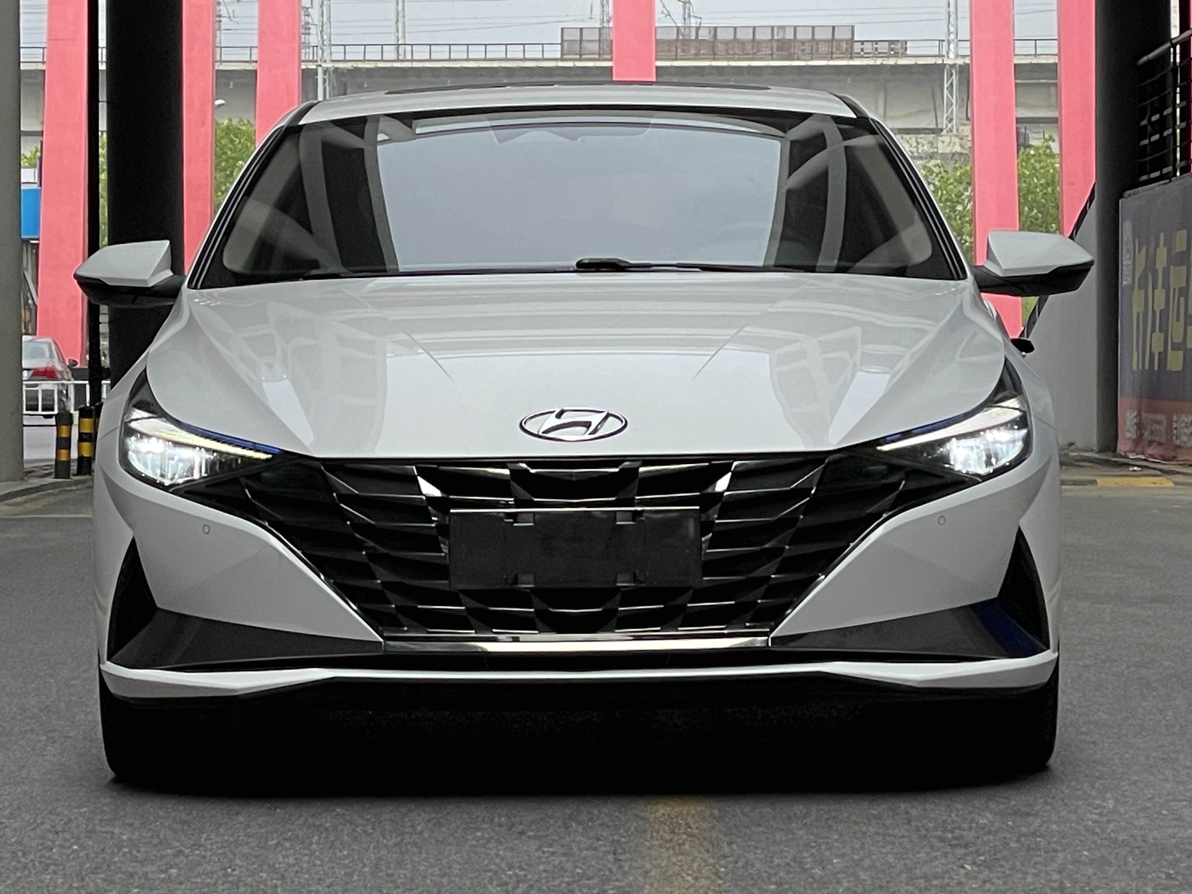 Hyundai Elantra 2021 1.5L CVT LUX Prestige Edition