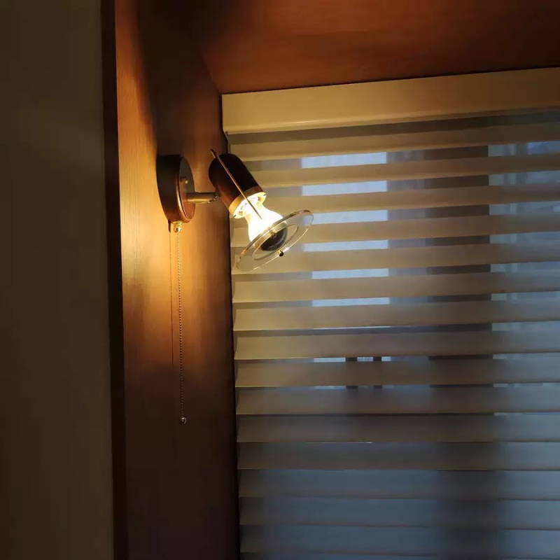 Japonský vintážny nastaviteľný stenový svietnik v farbe orechového dreva pre hotel, reštauráciu, kanceláriu a interiér domu