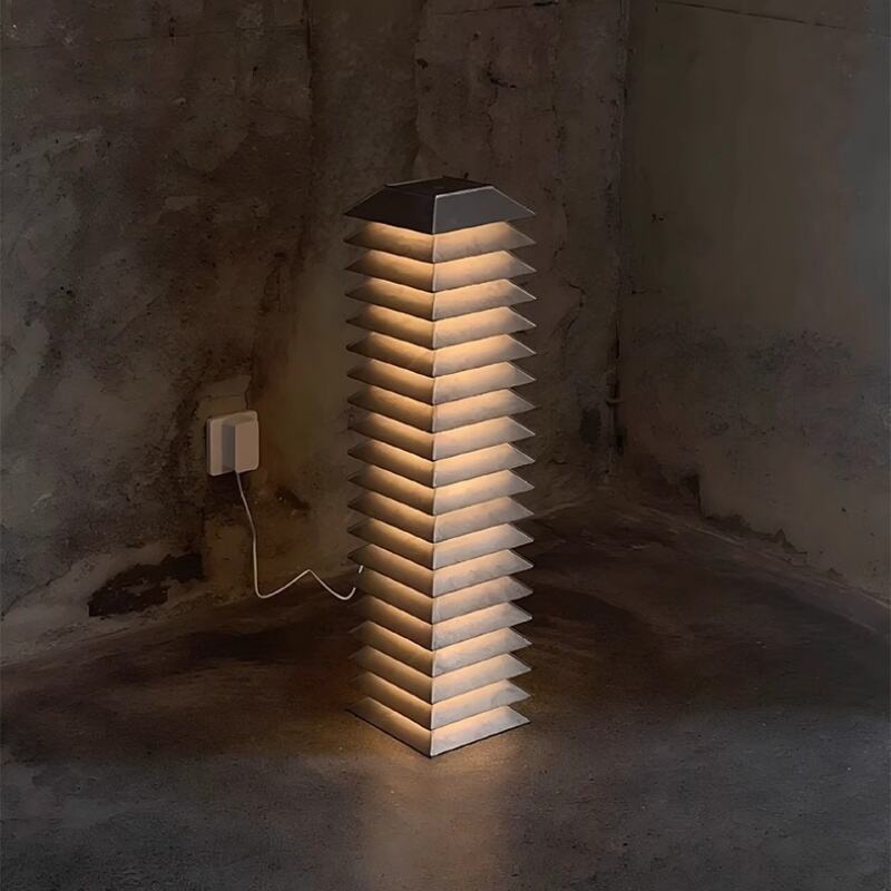 Современа подна лампа со LED светло и геометриски форми една врз друга, од железо со стапка-прекинувач за индустријален украс