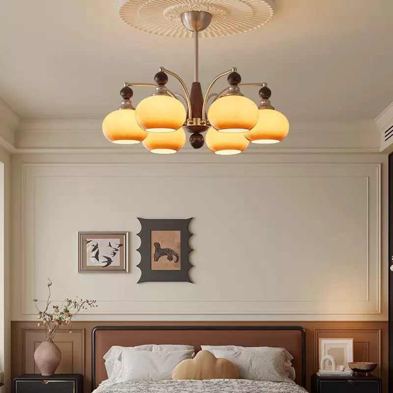 Prancūziško kremo stiliaus šviečiamasis kabančiasis šviestuvas su persimonės motyvu, dekoratyvinis šviestuvas viešbučiams ir namams