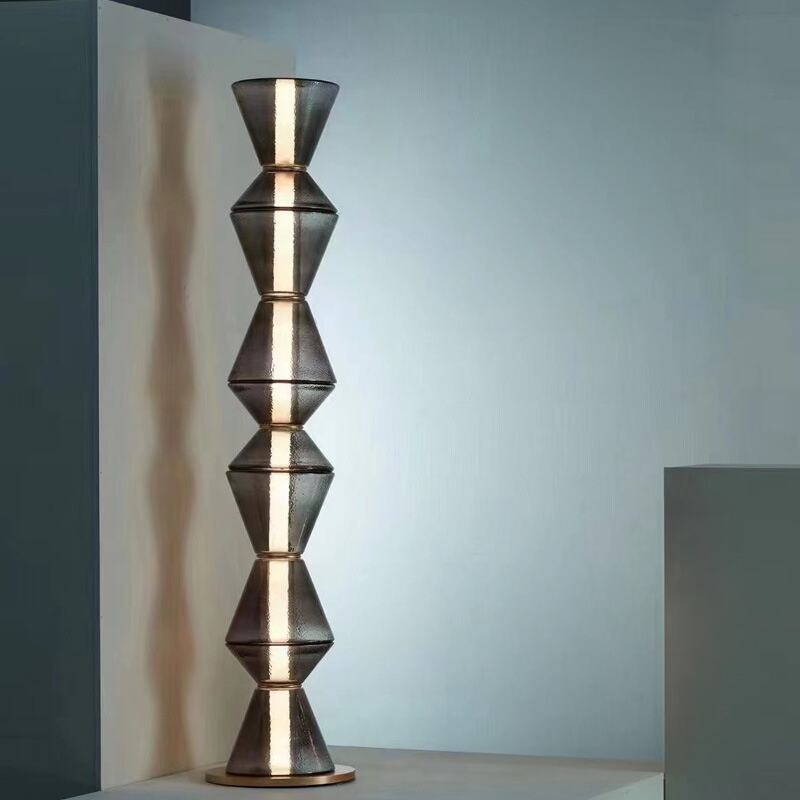 Современа подна лампа со LED светло и конусни форми една врз друга, од железо и стакло со стапка-прекинувач за луксузен украс