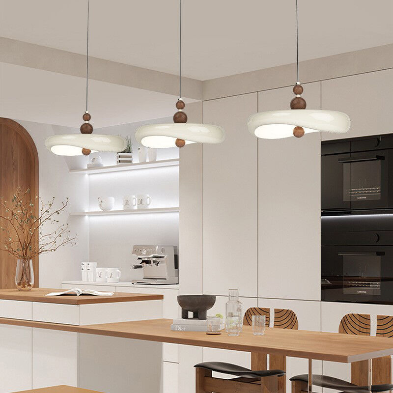 مصباح علّاق من حديد مطاوع أبيض بأسلوب كريمي فرنسي من العصر الوسيط مع تأثير خشبي، للاستخدام في المنازل