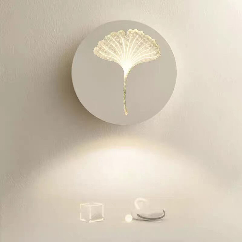 مصابيح حديثة بتصميم بسيط وأنيق، دائرية أو مربعة الشكل، بلون كريمي، تعمل بالطاقة الكهربائية (LED)، وتُثبَّت على الحائط للاستخدام في الممرات والسلالم