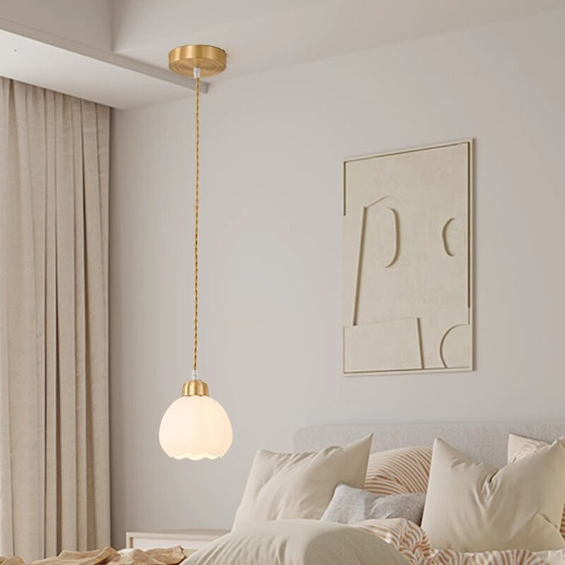 مصباح علّاق دافئ بلون أبيض نوردي، بغطاء زجاجي صغير على شكل زهرة، مناسب لغرف الطعام والنووم