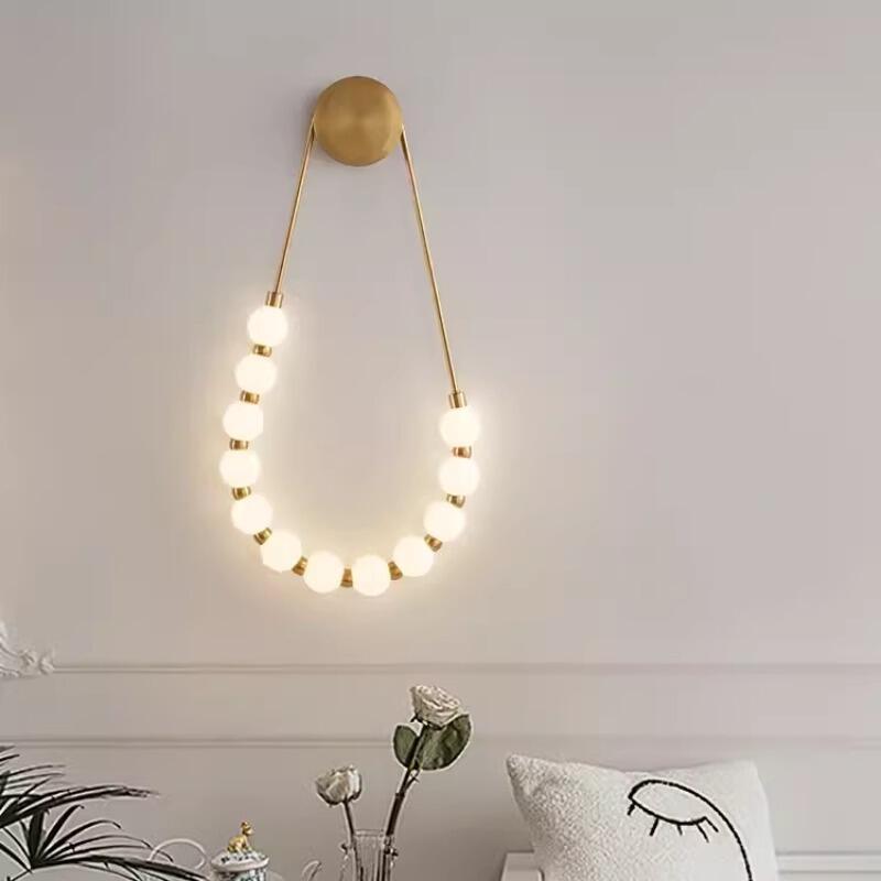 لامپ دیواری سوسنی LED خلاقانه با طراحی گردنبند، بدنه فلزی مشکی و طلایی و صفحه آکریلیک سفید