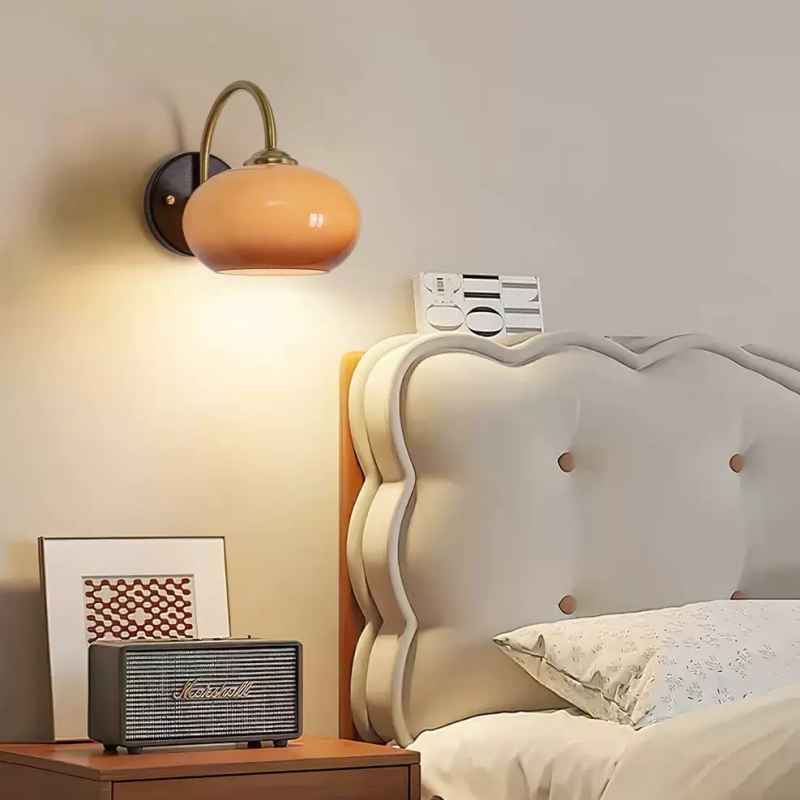 Ρετρό λαμπτήρας τοίχου με γυαλιστερό γυάλινο περσίδιο και μεταλλική βάση, για υπνοδωμάτιο, διάδρομο ή διάβημα