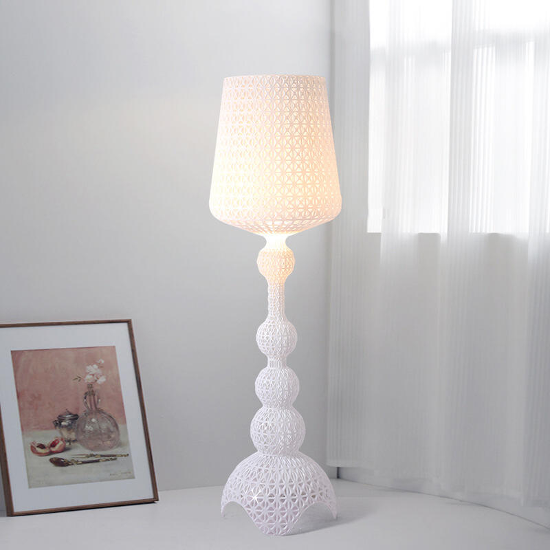 Современа подна лампа со LED светло и шарка од чипка, со можност за затемнување во 3 бои, за спалня и дневна соба