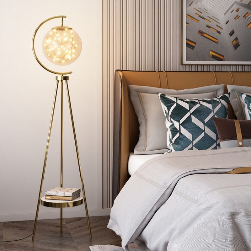 Modernong Tripod na Globe LED Floor Lamp na may Tray, Metal, Salamin, at Foot Switch