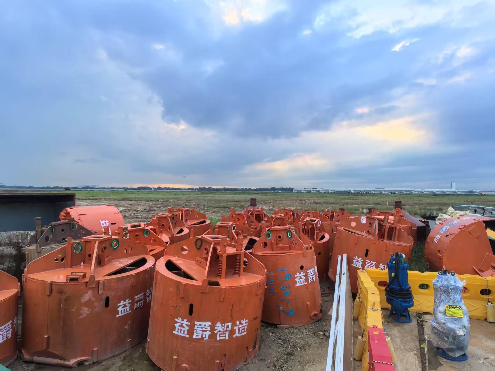 掘削バケットがシンガポールに到着し、空港建設に使用されます