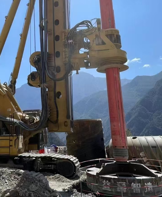 Operação de perfuração de rocha e solo no local