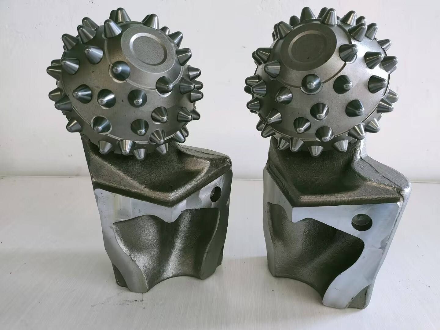 Trapano Monocono Rotante – Strumento di Perforazione ad Alte Prestazioni per Rocce Dure e Minerarie