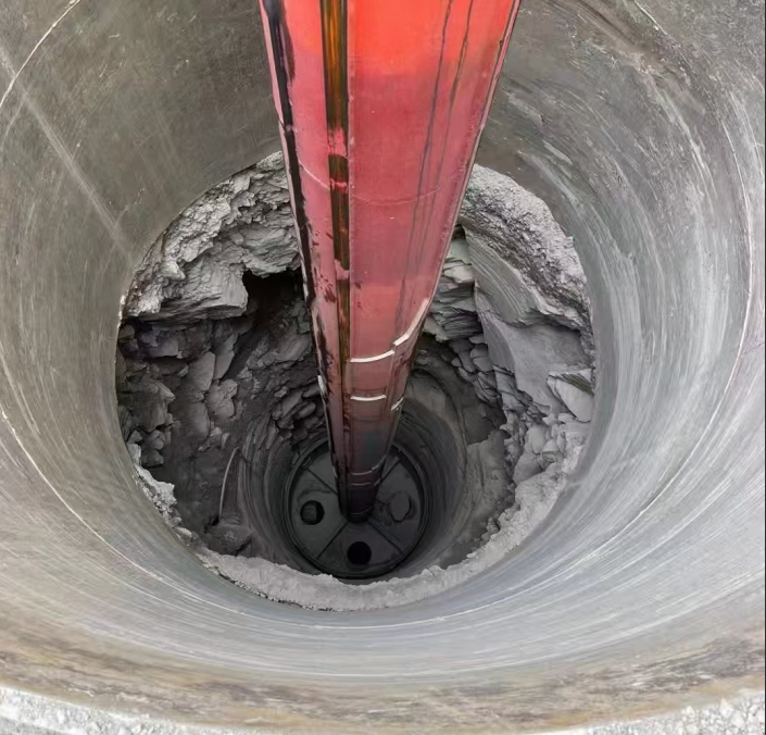 Operação do balde de perfuração dentro de estaca broca