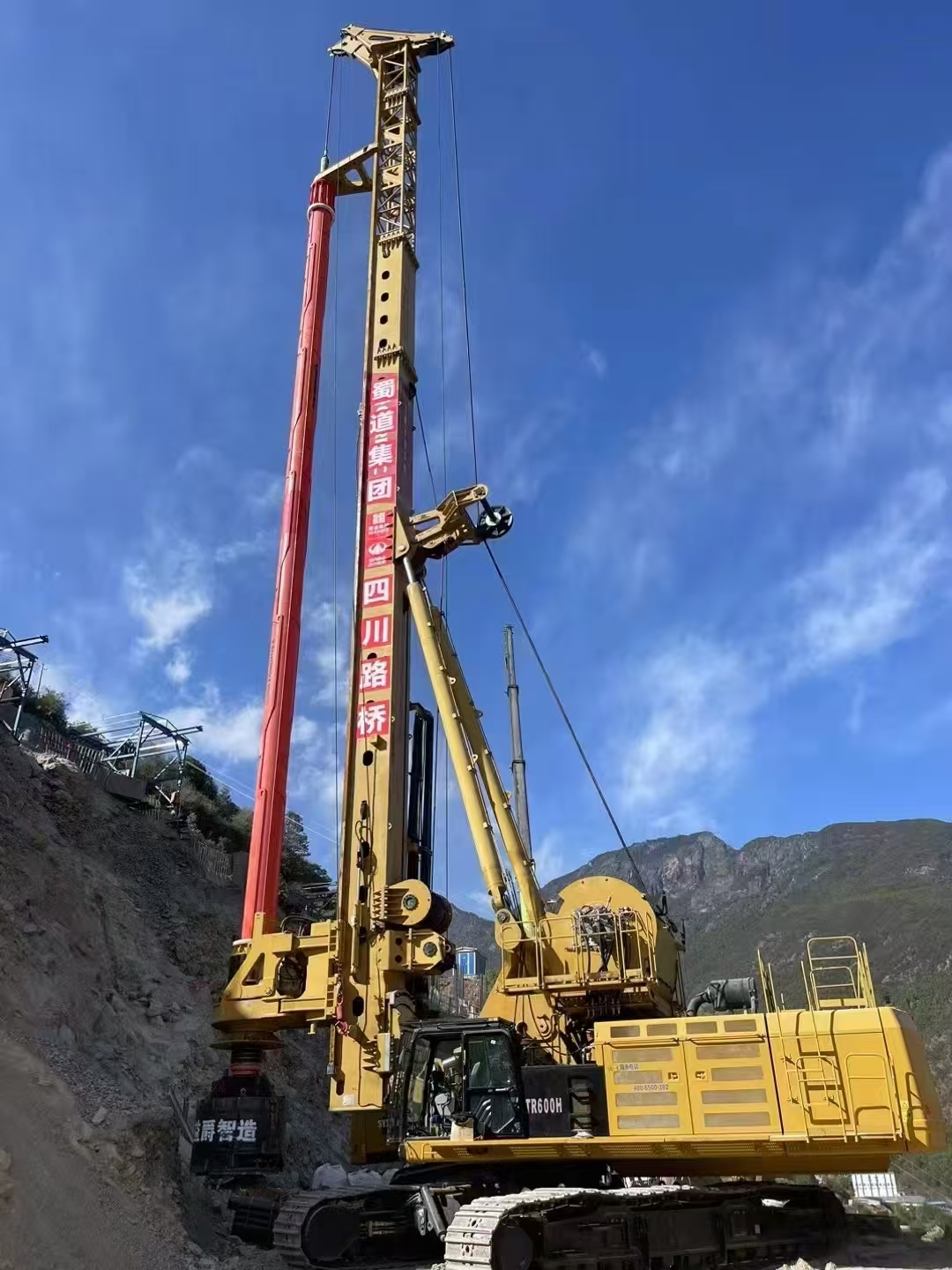 Perfuratriz rotativa na construção de fundações