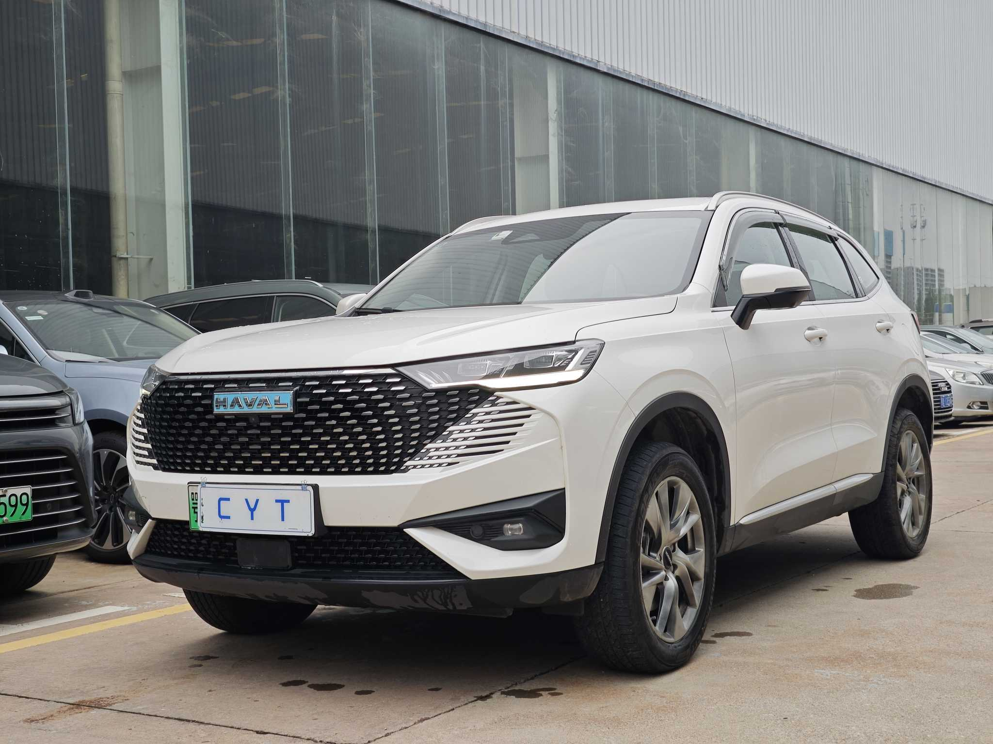 Hybrid Vehicles Combine Fuel Efficiency and Long Range
