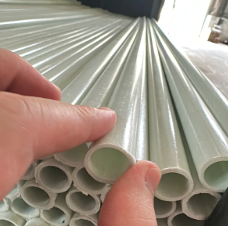 Comprendre le processus de fabrication des tubes en fibre de verre pour les drapeaux