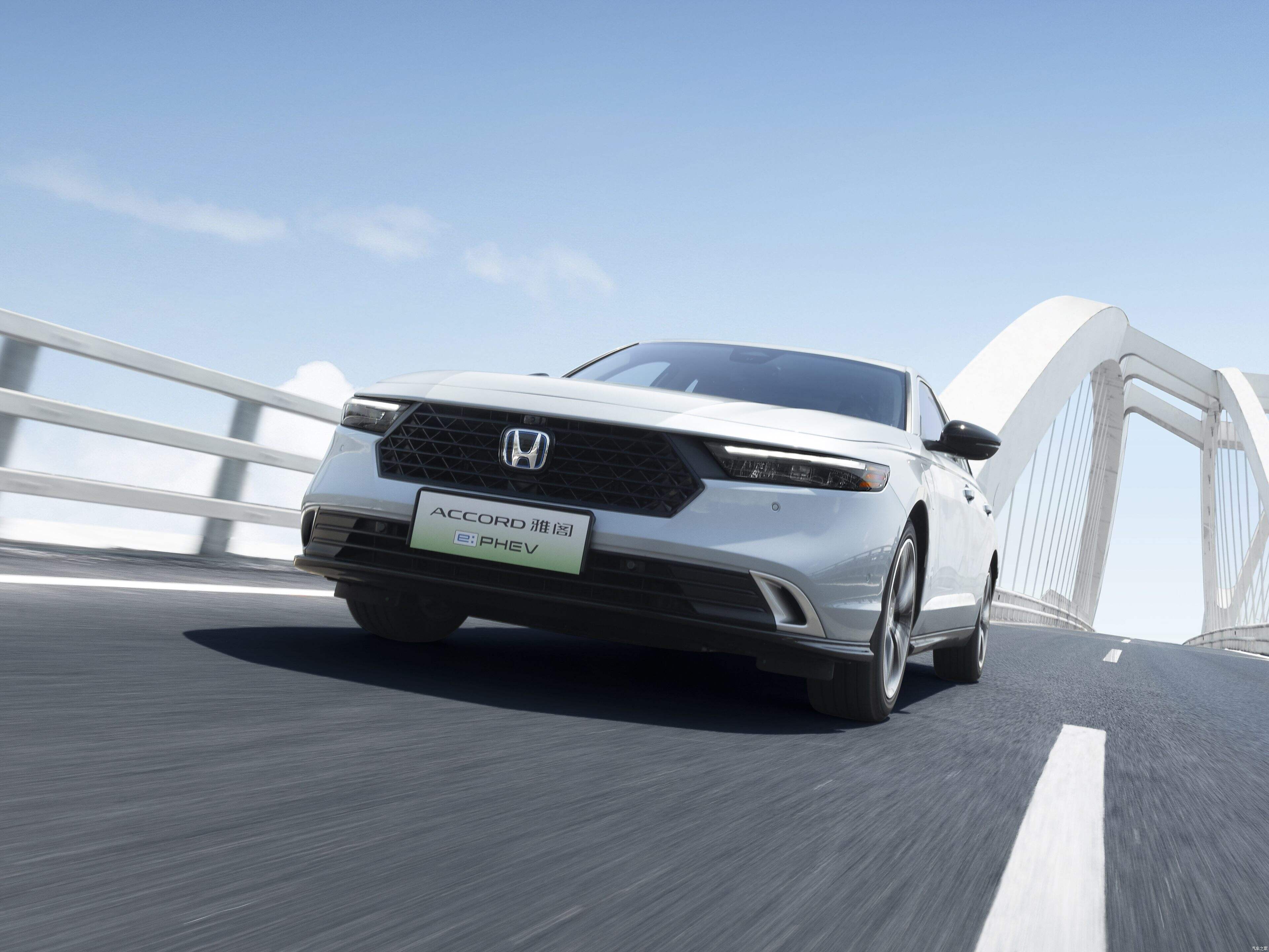 Volkswagen ID.4 vs Tesla Model Y 2025: Real-World Range, Price & Family-Friendly Features Compared
